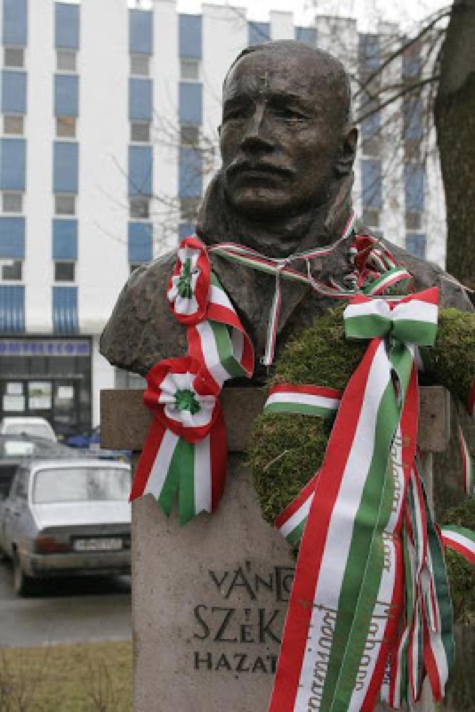 Featured image of post În inima României se promovează periculos cultul unui criminal de război