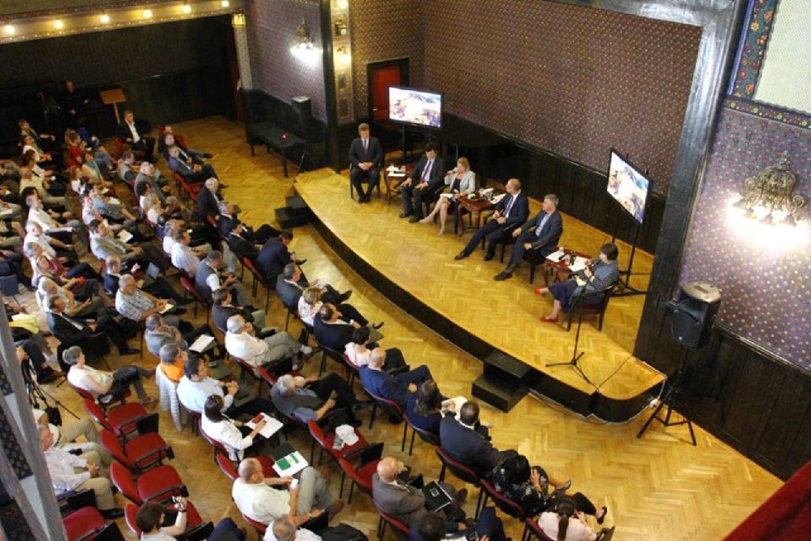 Featured image of post Comisarul european al Budapestei își depășește competențele și intervine abuziv în problemele educației la Târgu-Mureș