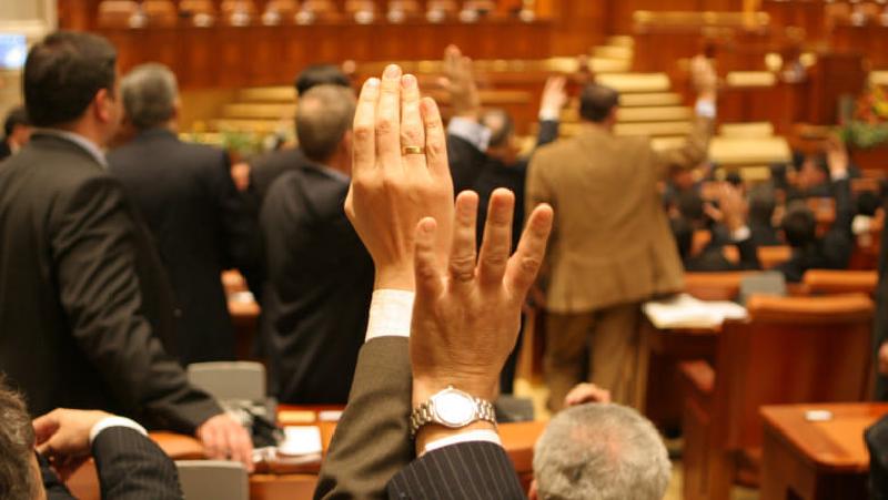 Featured image of post Curat constituțional: Parlamentarii (și-)au dat, parlamentarii au luat, tot ei au renunțat!