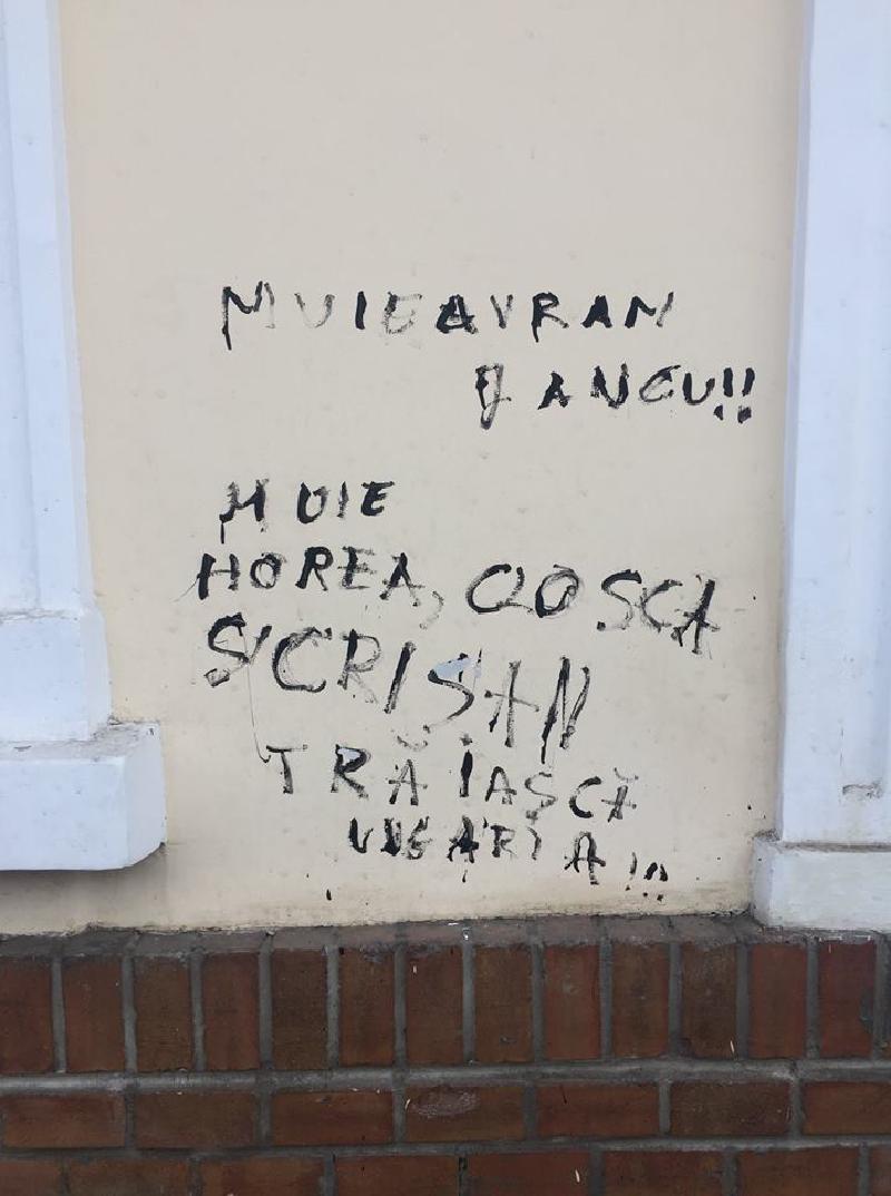 Featured image of post Fațada Casei memoriale „Avram Iancu” din Târgu-Mureș a rămas profanată de o lună și jumătate