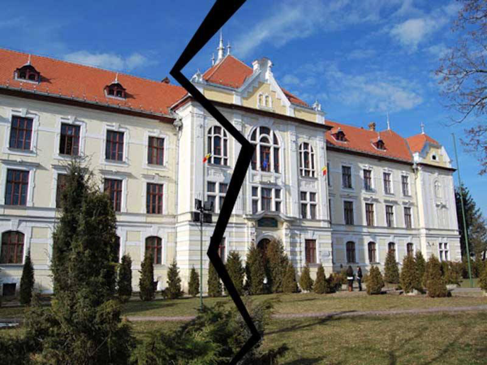 Featured image of post La Târgu-Mureș, politicienii care i-au învrăjbit pe elevi, profesori și părinți, trebuie acum să-i împace!
