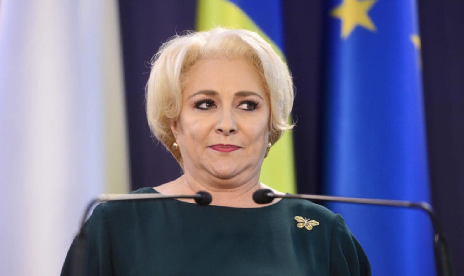 Featured image of post Lupu-și schimbă părul și sar floacele…