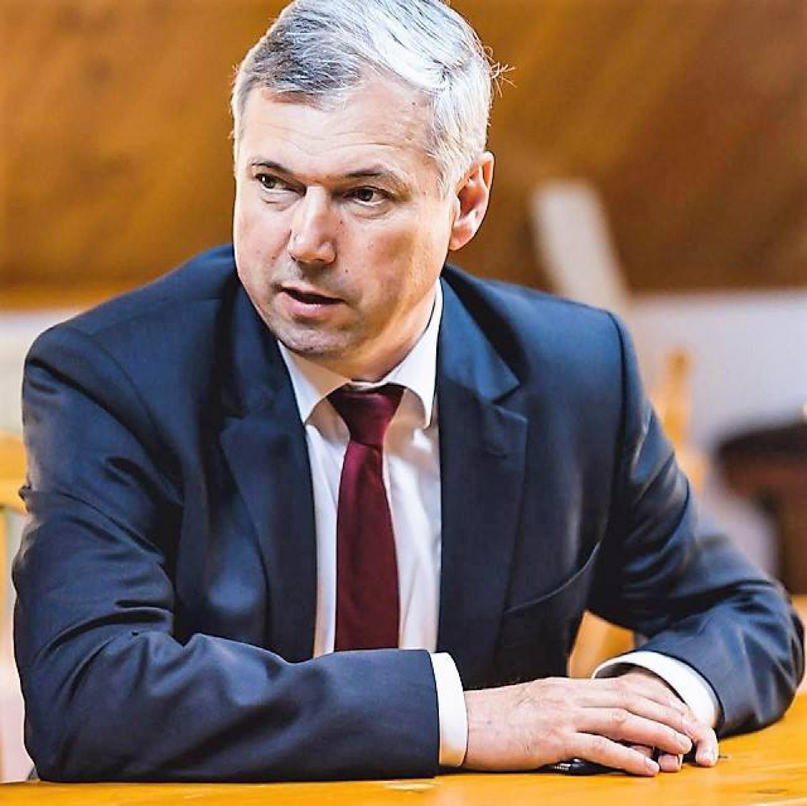 Featured image of post Președintele Consiliului județean Mureș, Peter Ferencz, a pierdut procesul privind arborarea însemnului secuiesc și e bun de plată!