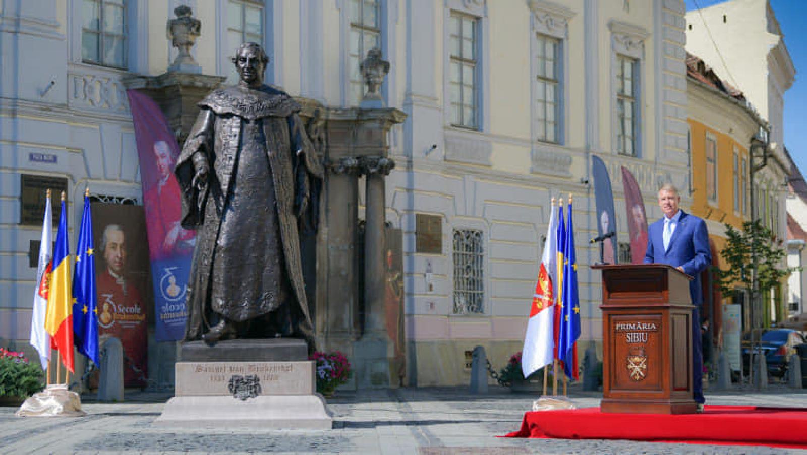 Featured image of post Se zvârcolesc în mormânt eroii neamului românesc!