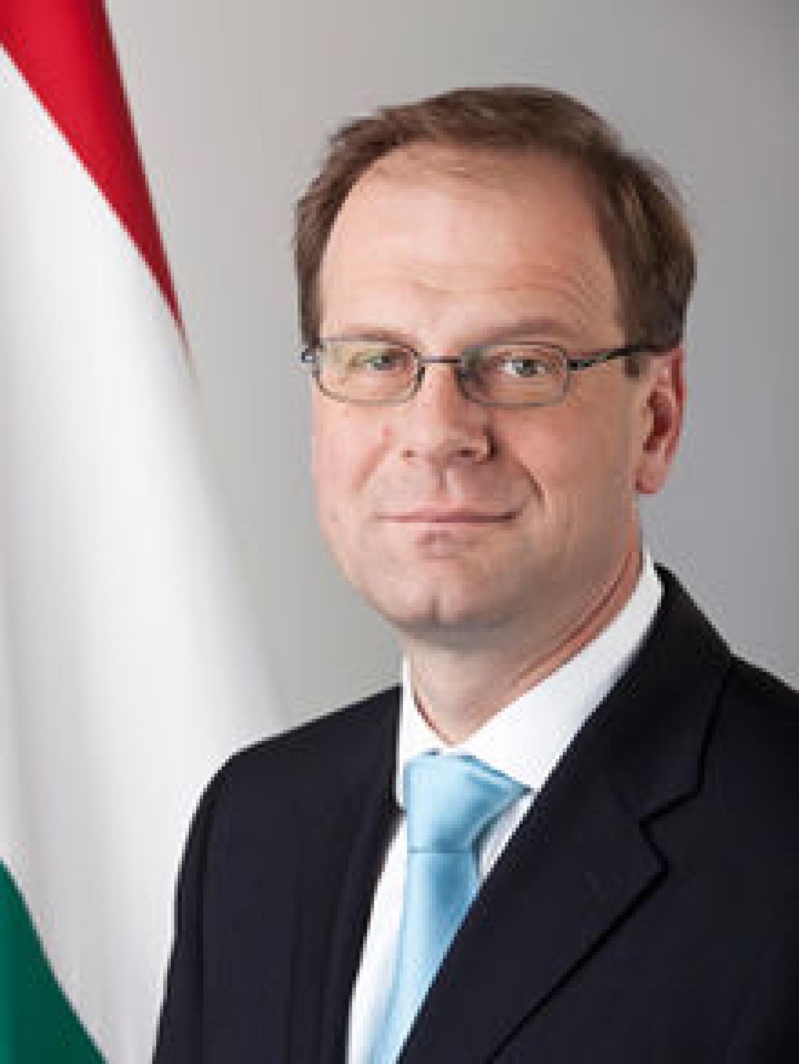 Featured image of post Un comisar european din Ungaria dezinformează și se amestecă ostil în problemele interne ale României